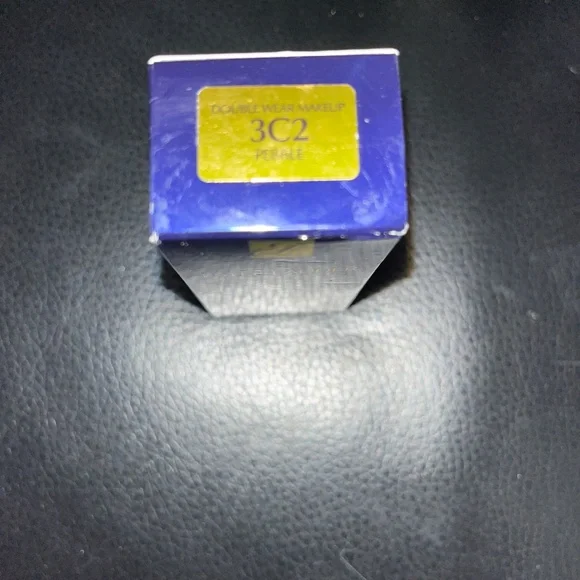 Estée Lauder Double Wear Foundation - Picture 3 of 5